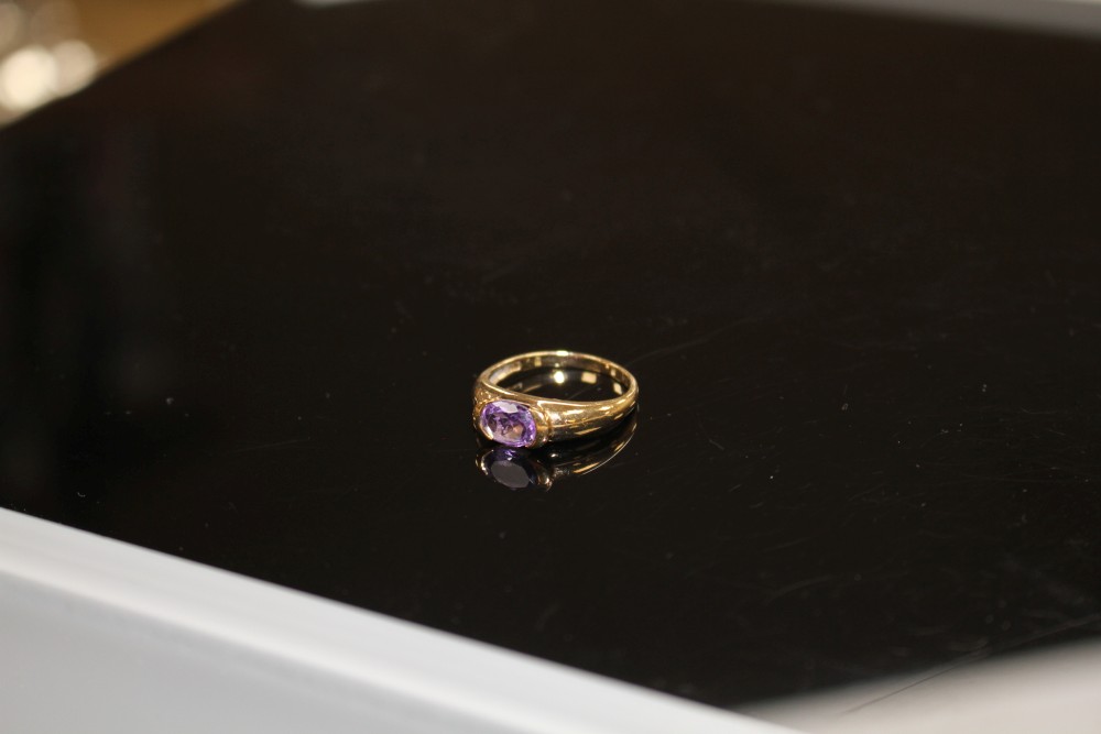 A modern 9ct gold and oval cut amethyst set ring, size P, gross weight 2.3 grams.